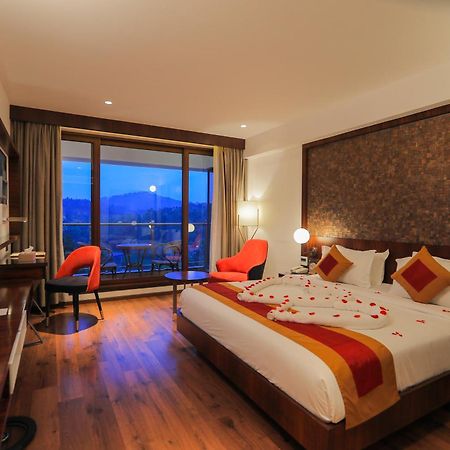 Saugandhika West Gate Hotel Vajanad Kültér fotó
