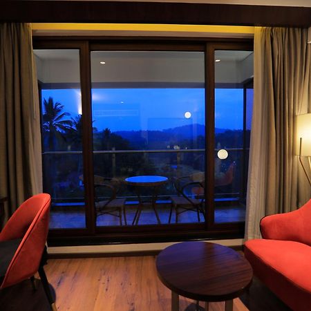Saugandhika West Gate Hotel Vajanad Kültér fotó