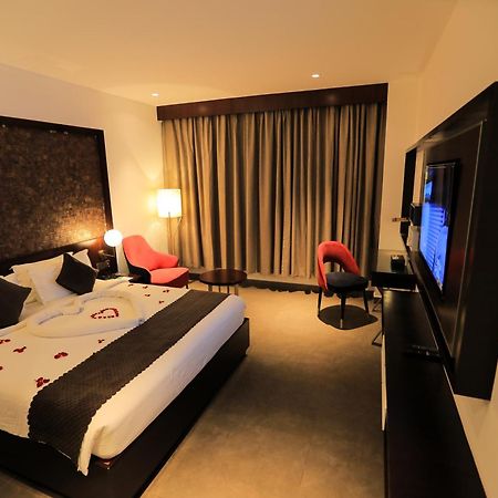 Saugandhika West Gate Hotel Vajanad Kültér fotó