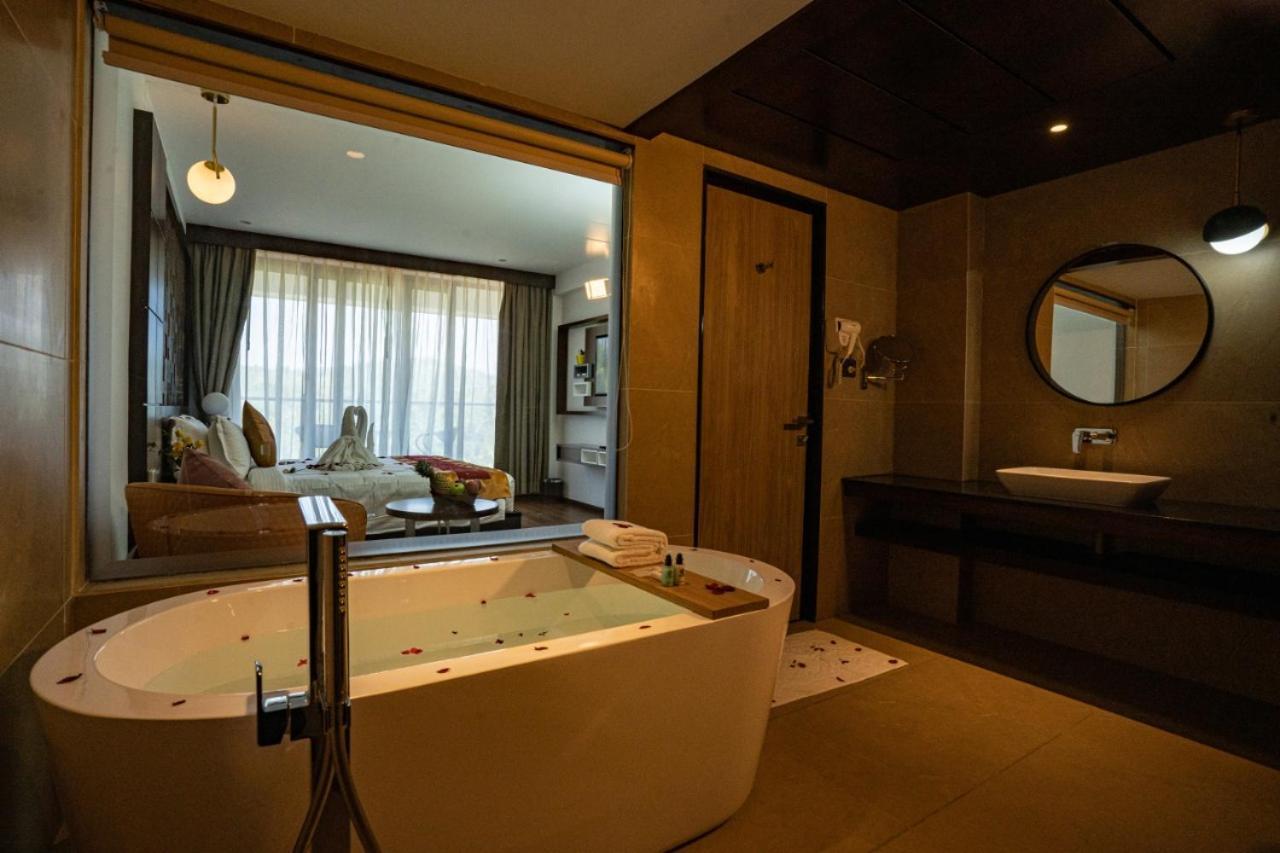 Saugandhika West Gate Hotel Vajanad Kültér fotó