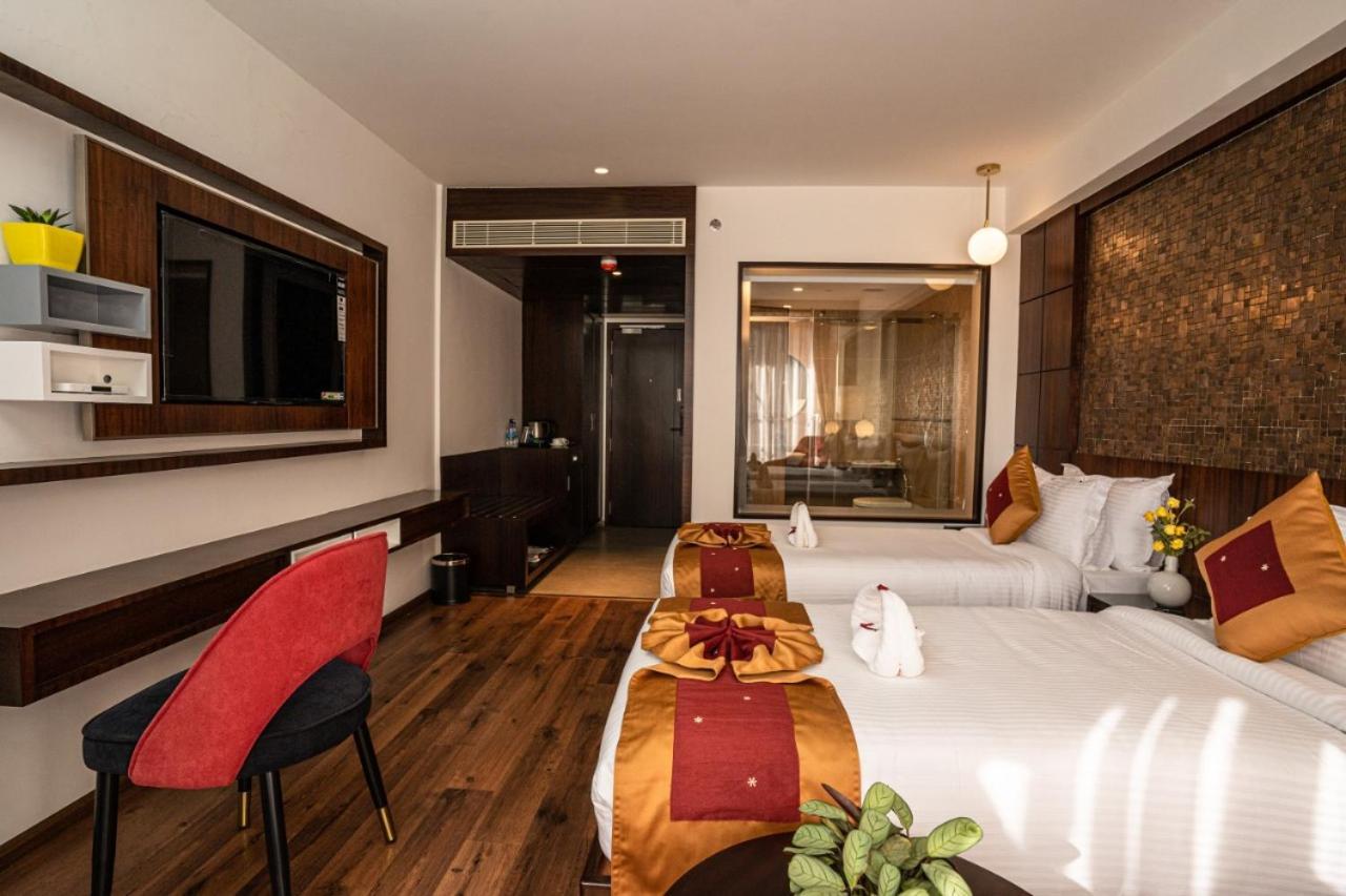 Saugandhika West Gate Hotel Vajanad Kültér fotó