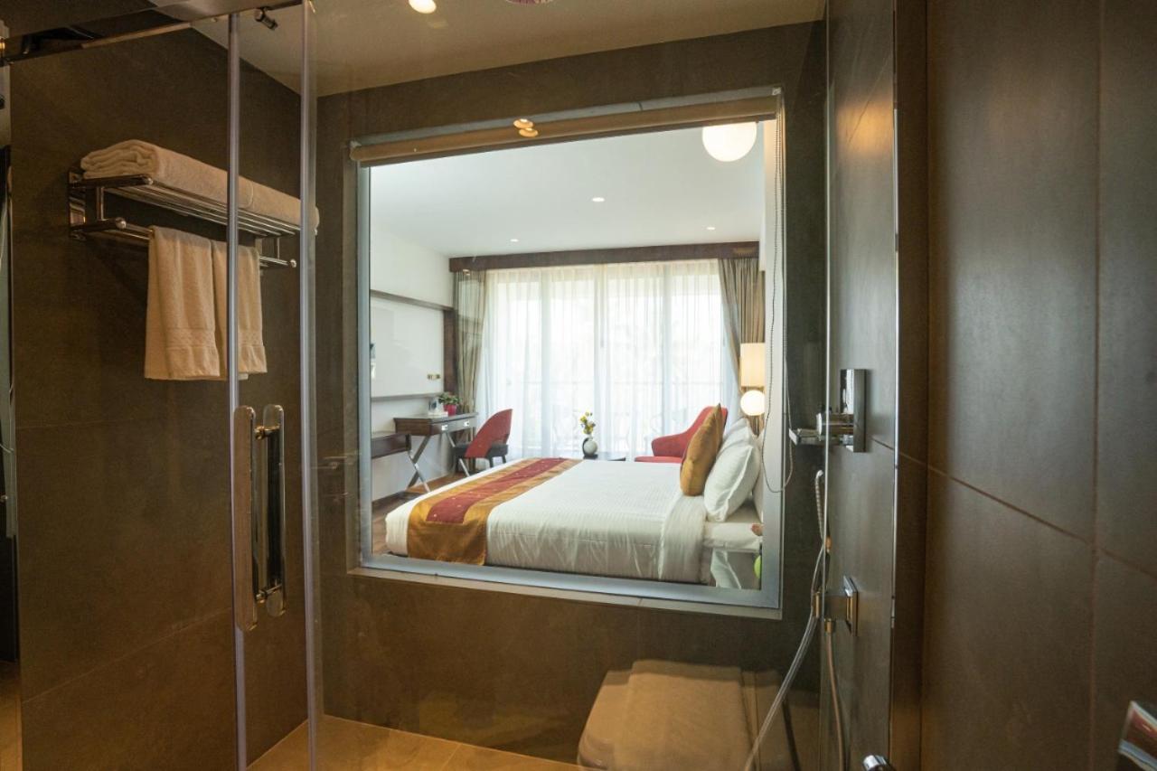 Saugandhika West Gate Hotel Vajanad Kültér fotó