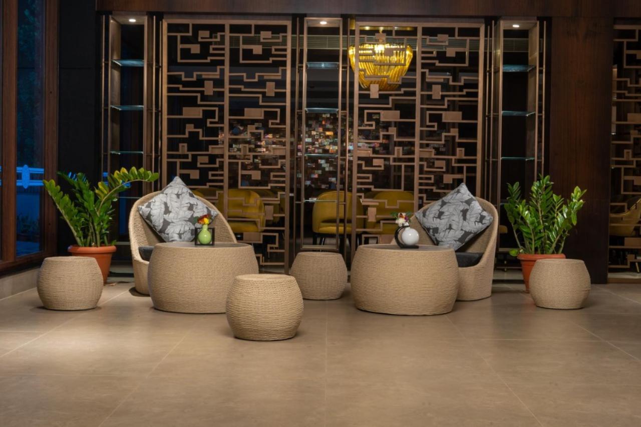 Saugandhika West Gate Hotel Vajanad Kültér fotó