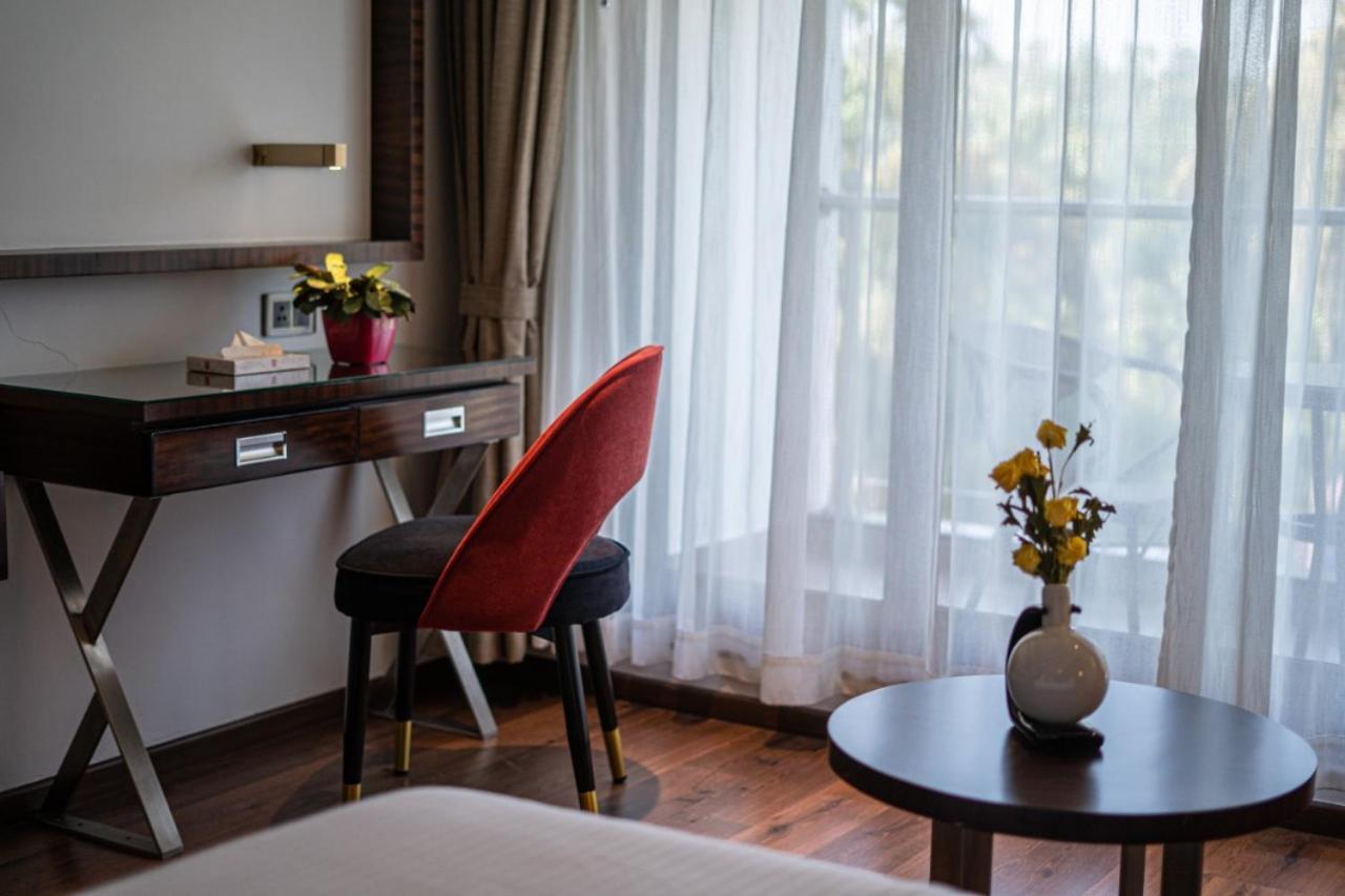 Saugandhika West Gate Hotel Vajanad Kültér fotó