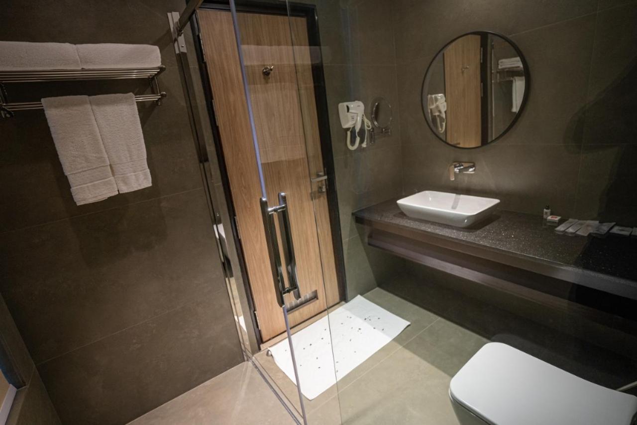 Saugandhika West Gate Hotel Vajanad Kültér fotó