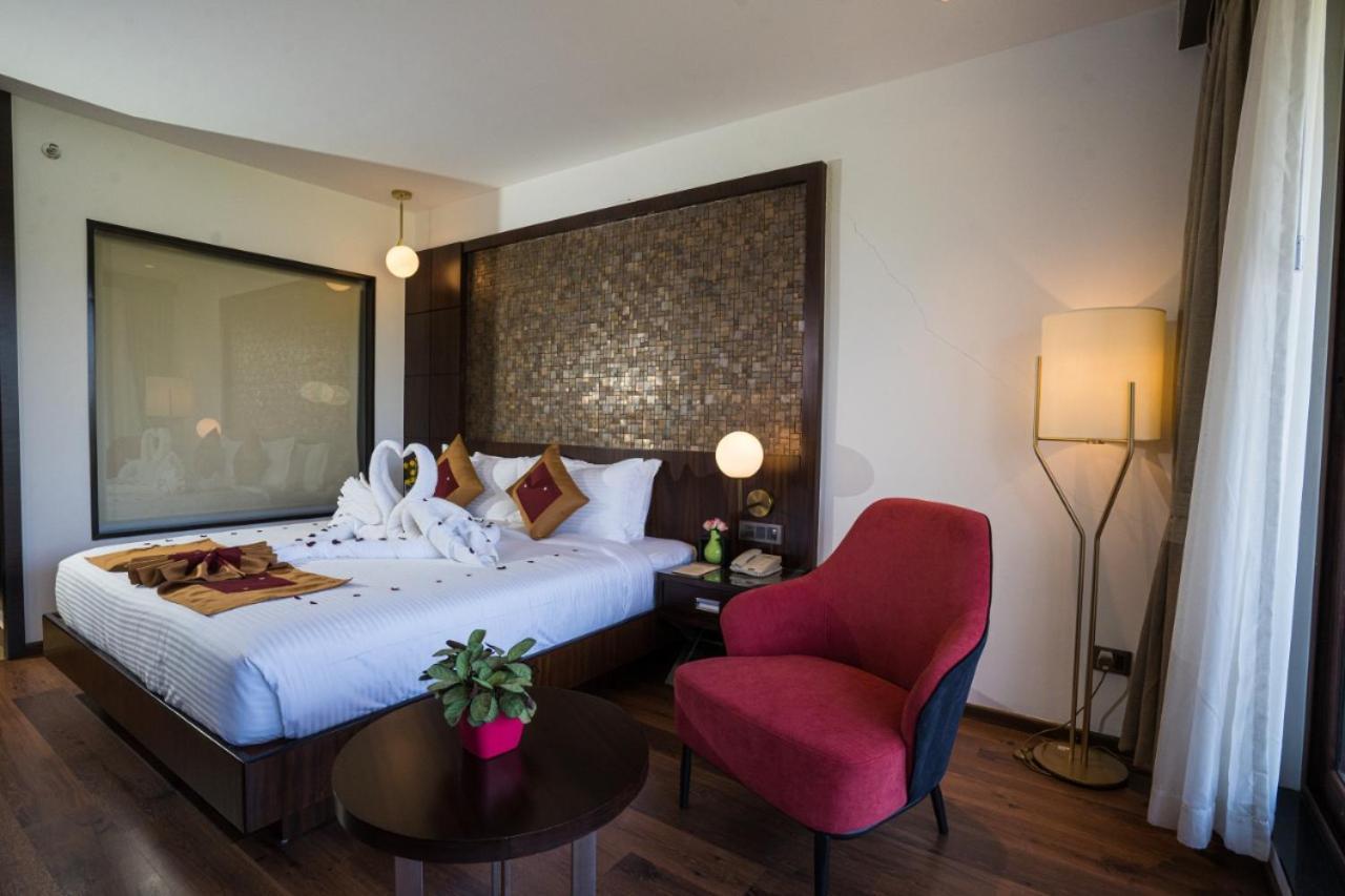 Saugandhika West Gate Hotel Vajanad Kültér fotó