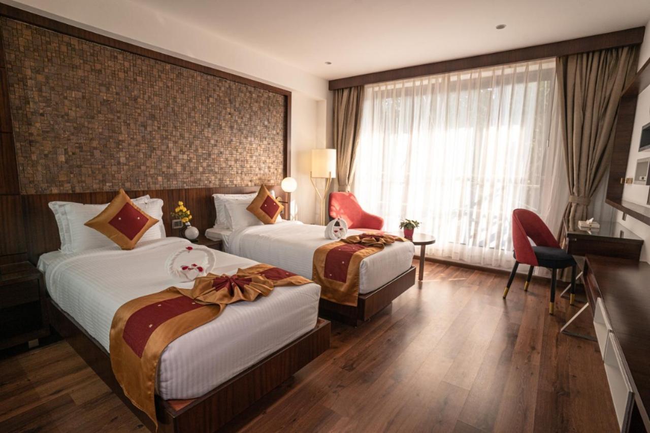 Saugandhika West Gate Hotel Vajanad Kültér fotó