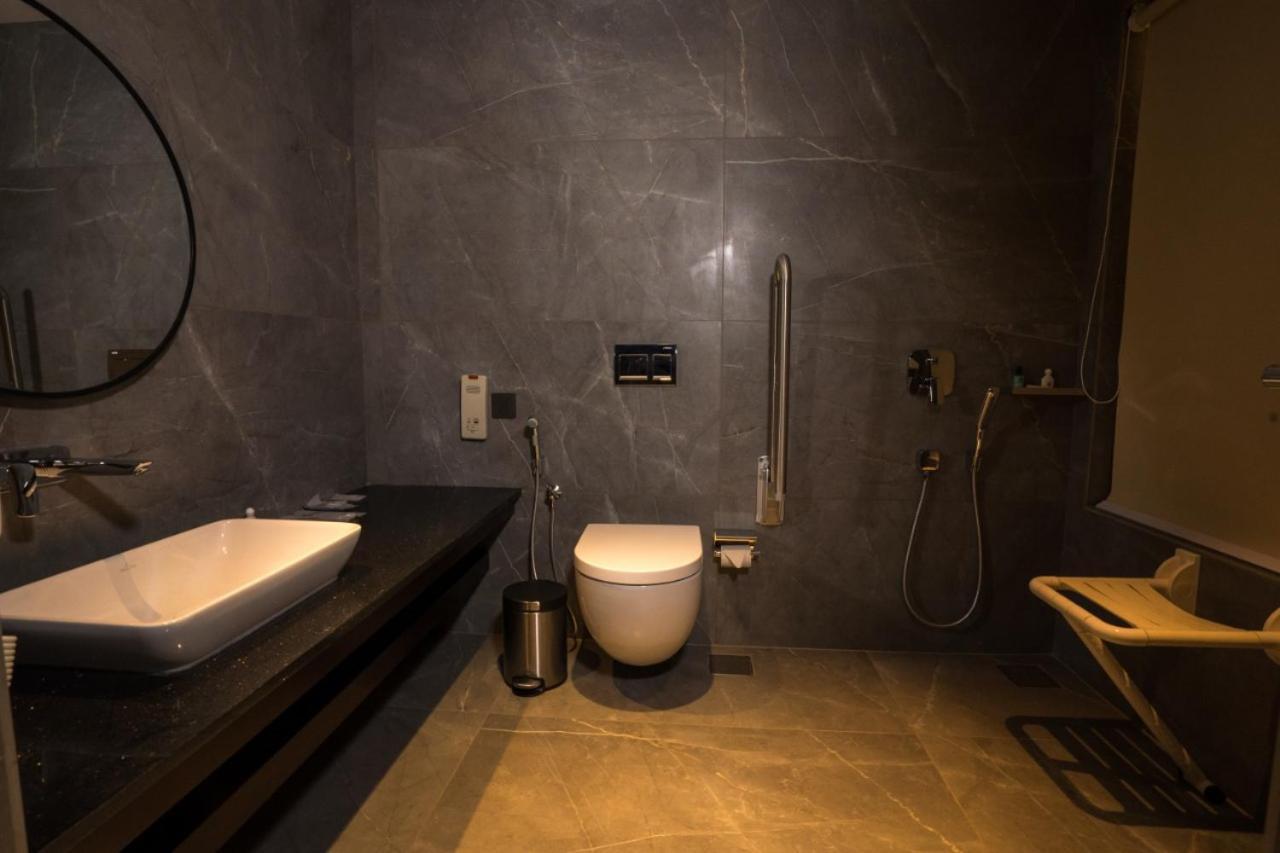 Saugandhika West Gate Hotel Vajanad Kültér fotó