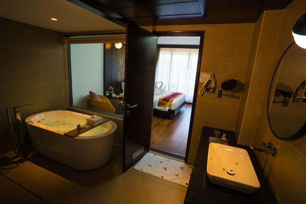 Saugandhika West Gate Hotel Vajanad Kültér fotó