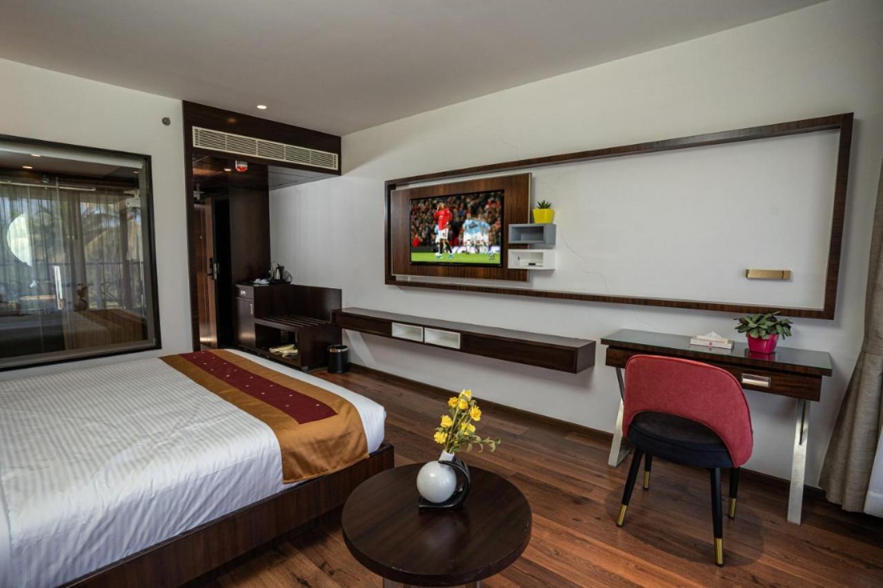 Saugandhika West Gate Hotel Vajanad Kültér fotó