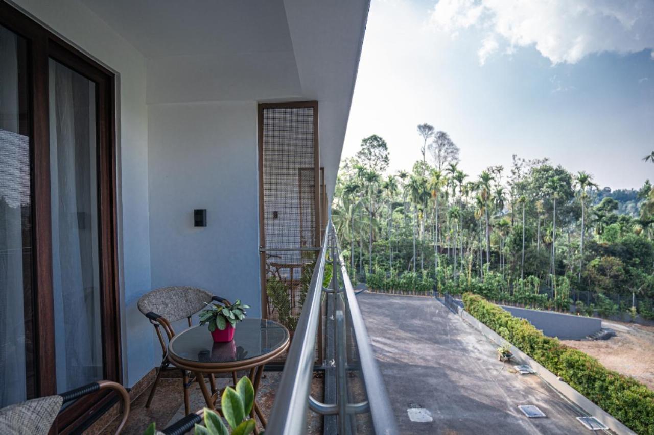Saugandhika West Gate Hotel Vajanad Kültér fotó
