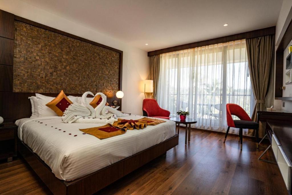 Saugandhika West Gate Hotel Vajanad Kültér fotó