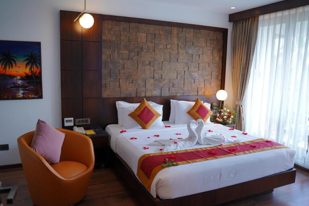 Saugandhika West Gate Hotel Vajanad Kültér fotó