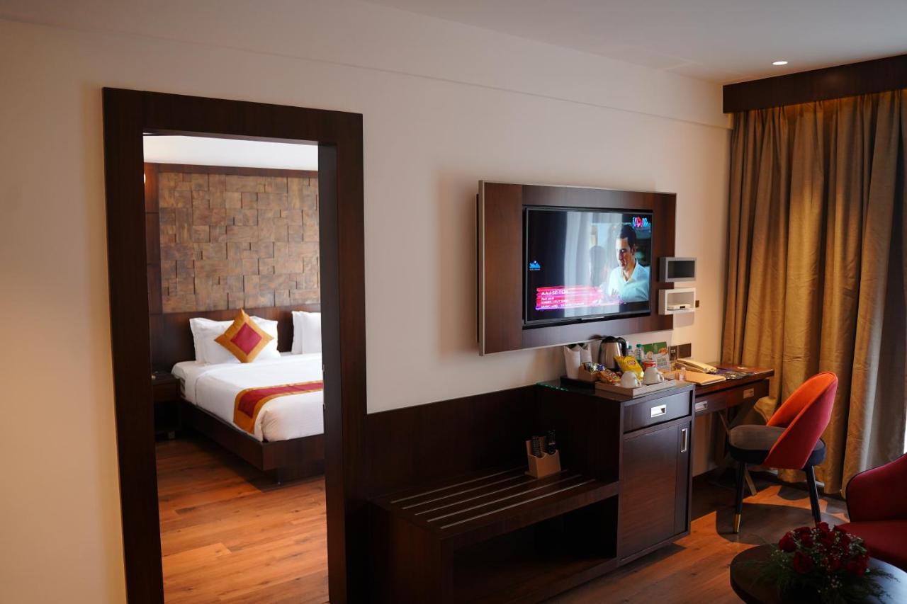 Saugandhika West Gate Hotel Vajanad Kültér fotó