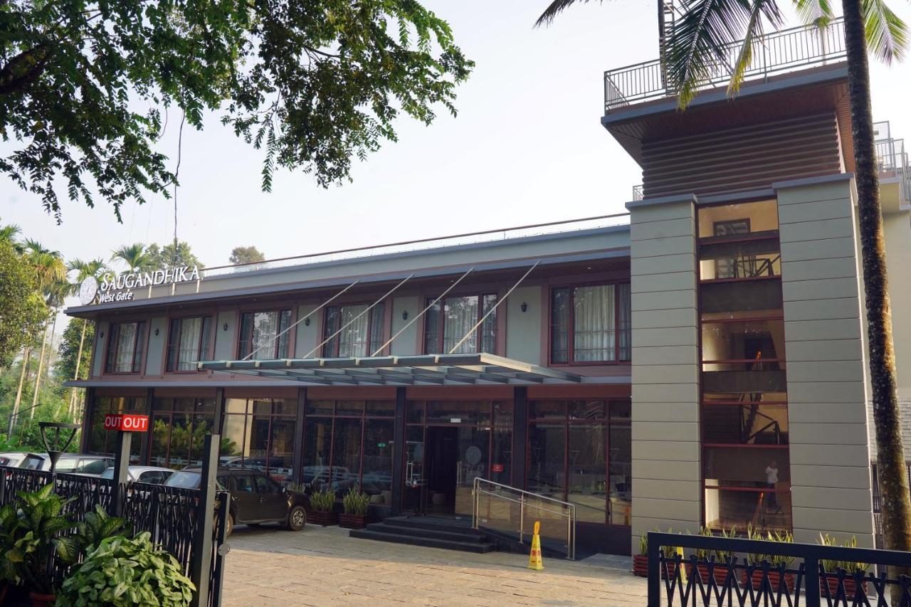 Saugandhika West Gate Hotel Vajanad Kültér fotó