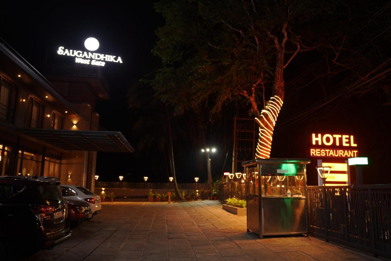 Saugandhika West Gate Hotel Vajanad Kültér fotó