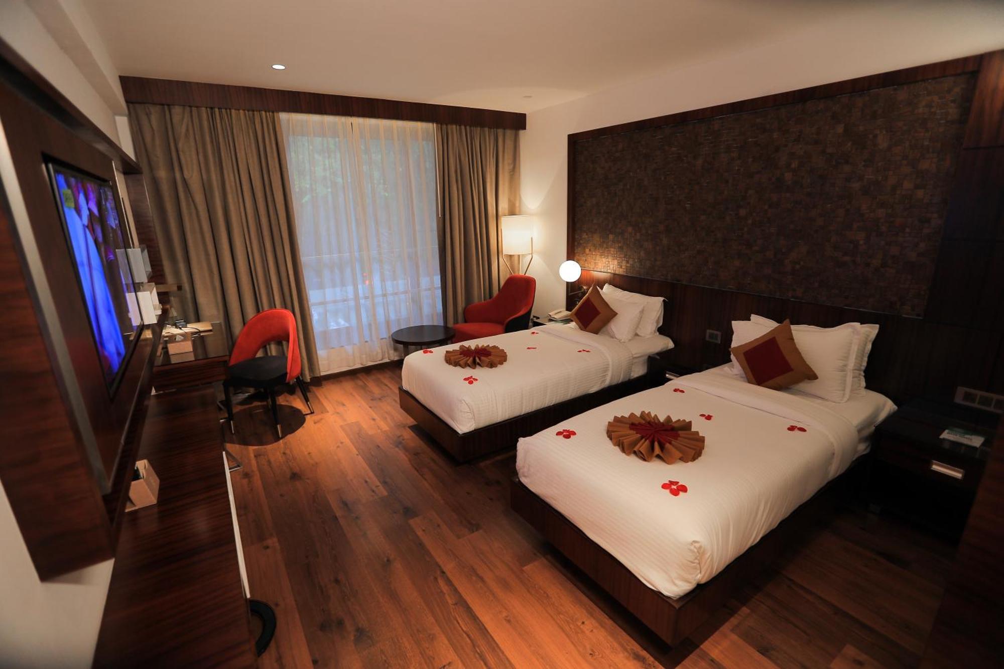 Saugandhika West Gate Hotel Vajanad Kültér fotó
