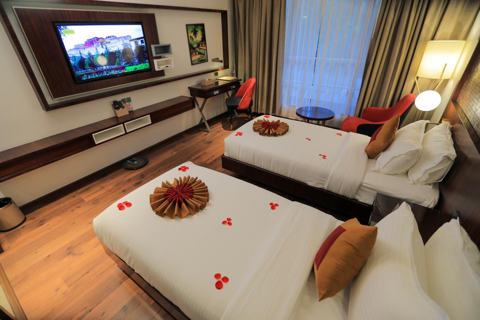 Saugandhika West Gate Hotel Vajanad Kültér fotó
