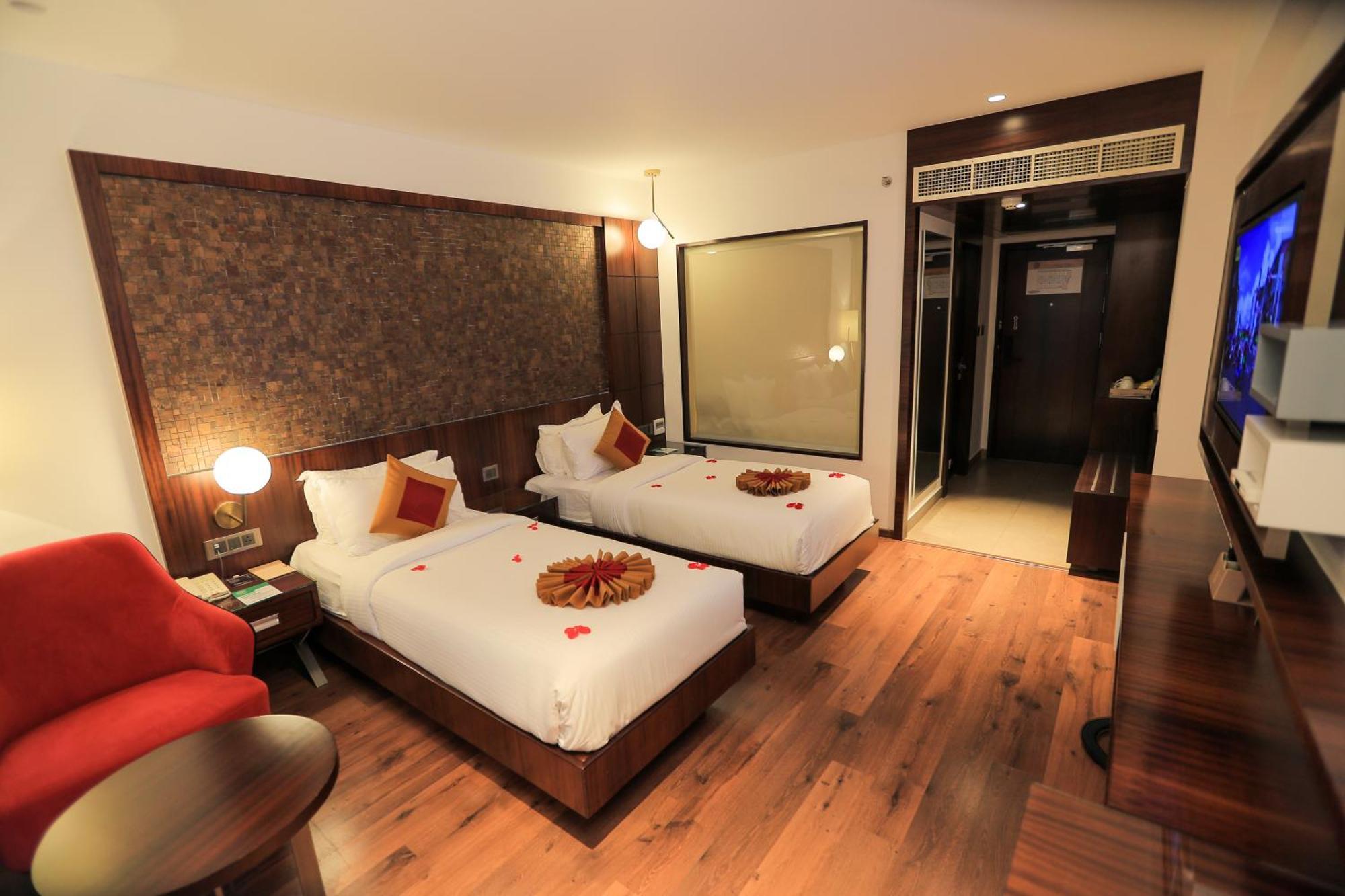 Saugandhika West Gate Hotel Vajanad Kültér fotó