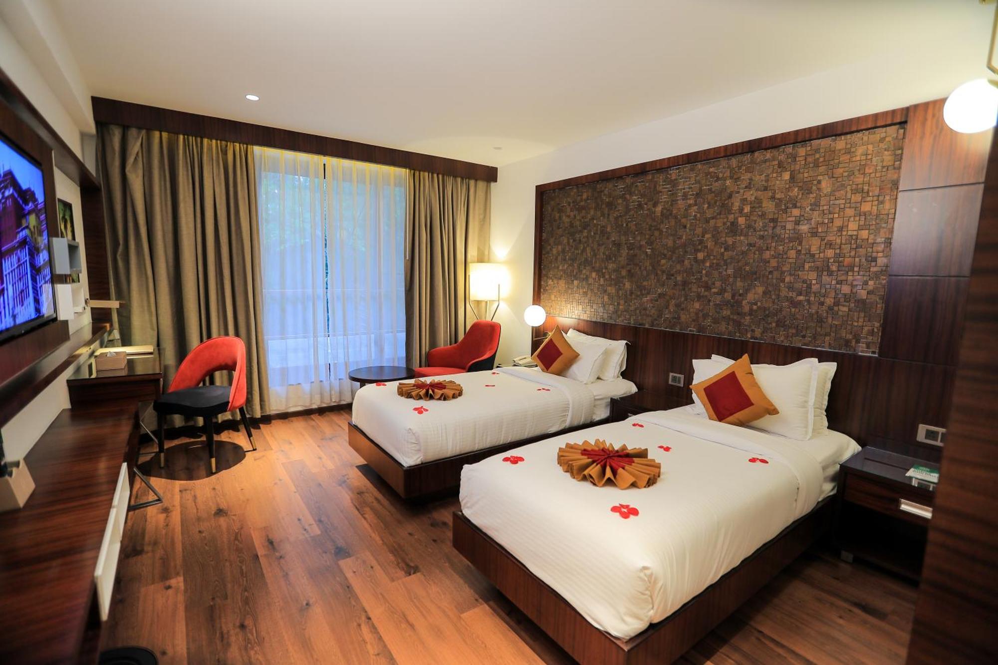 Saugandhika West Gate Hotel Vajanad Kültér fotó