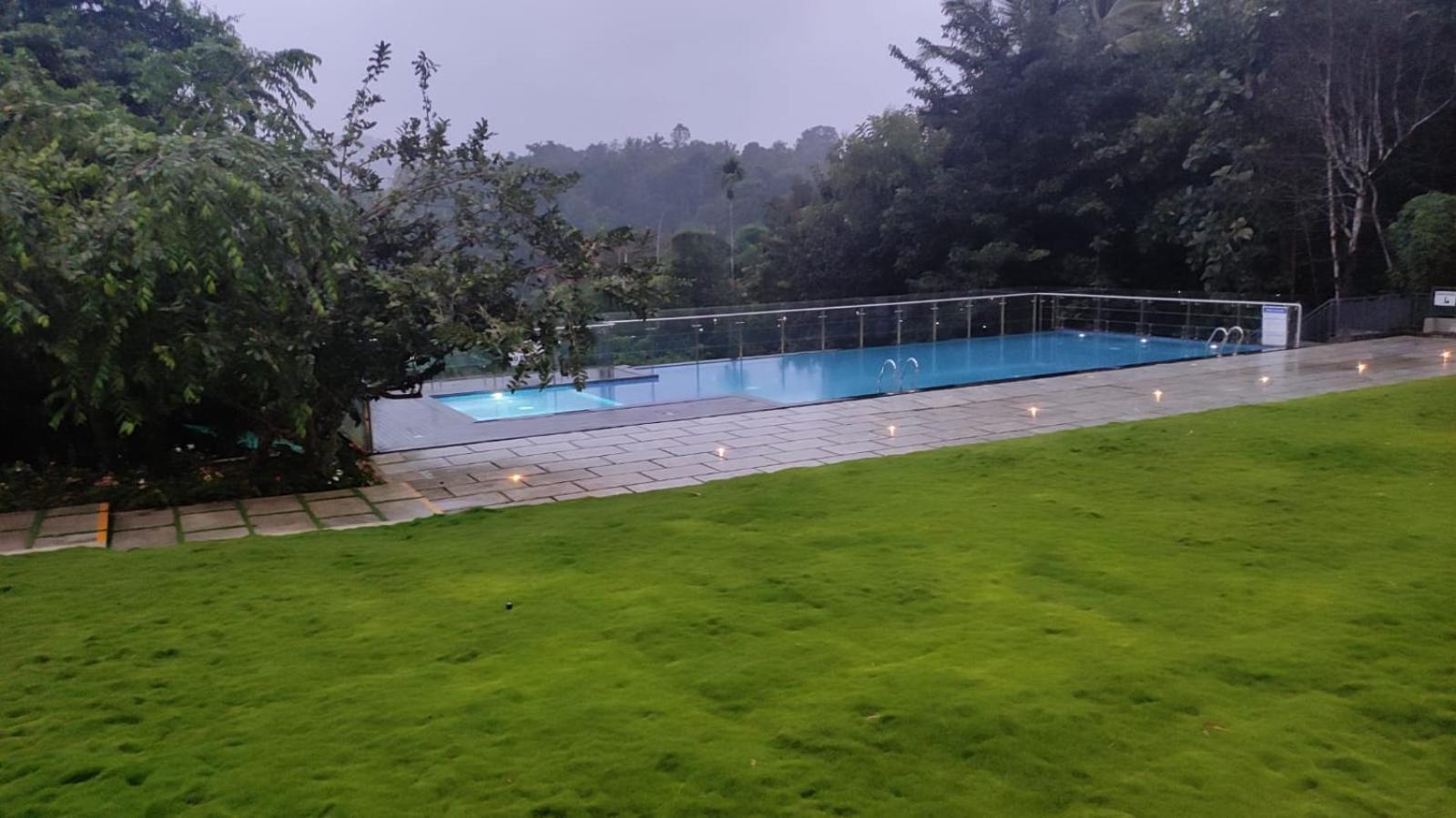 Saugandhika West Gate Hotel Vajanad Kültér fotó