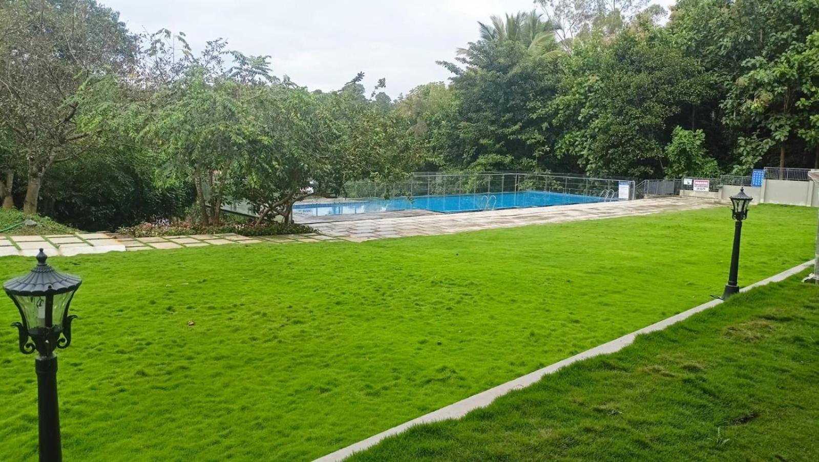 Saugandhika West Gate Hotel Vajanad Kültér fotó