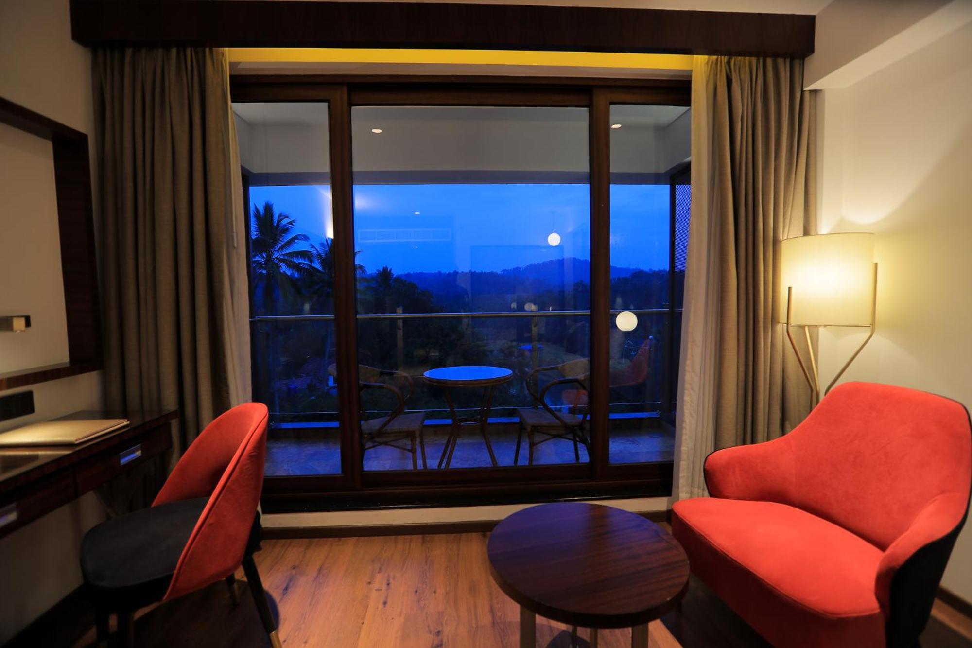 Saugandhika West Gate Hotel Vajanad Kültér fotó