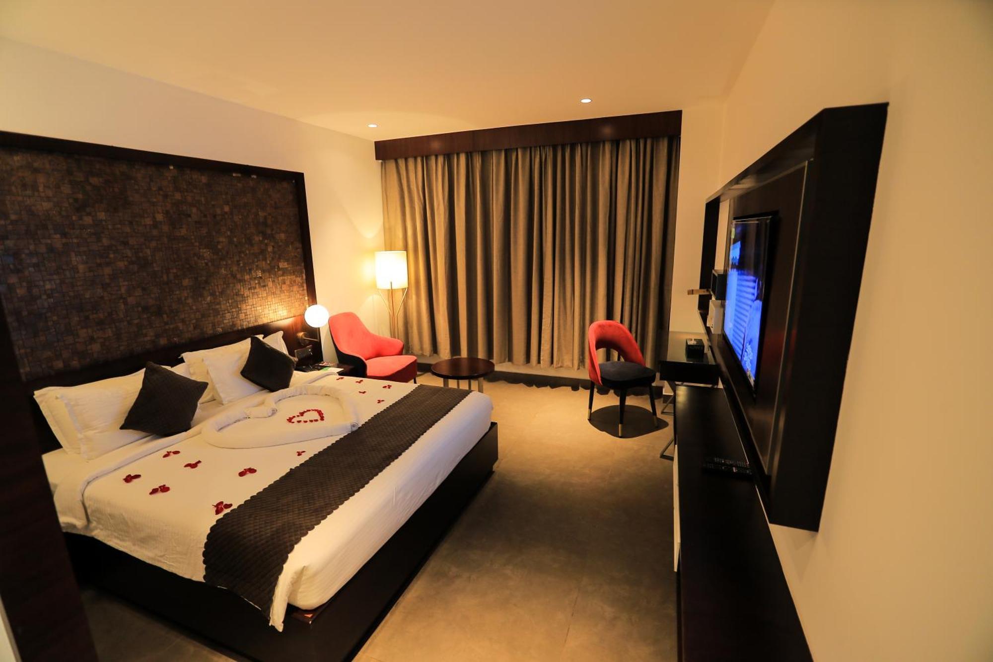 Saugandhika West Gate Hotel Vajanad Kültér fotó