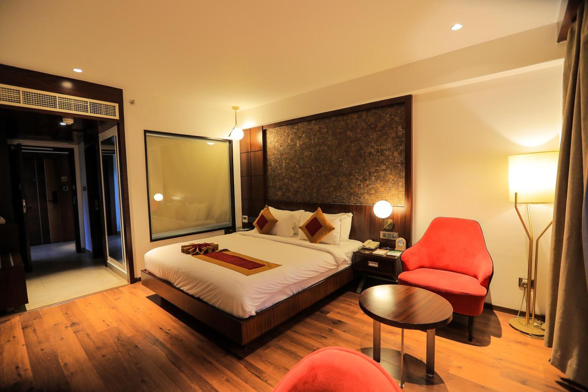 Saugandhika West Gate Hotel Vajanad Kültér fotó