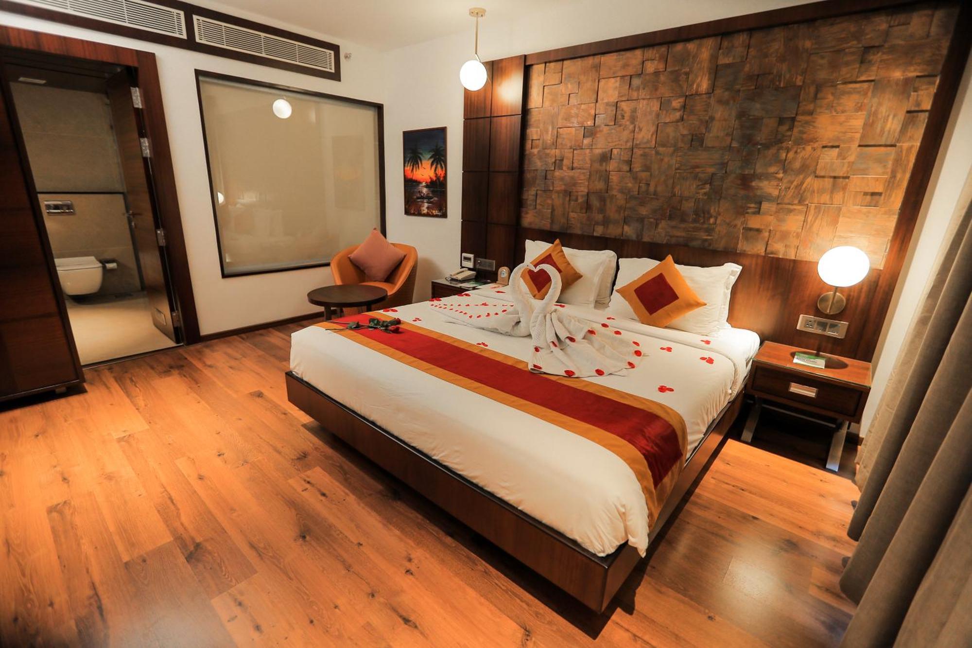 Saugandhika West Gate Hotel Vajanad Kültér fotó